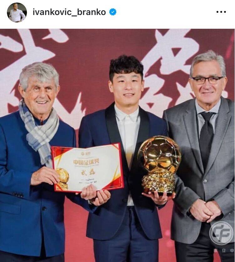  出席中國金球獎頒獎儀式，伊萬曬與武磊、米盧同框照片
