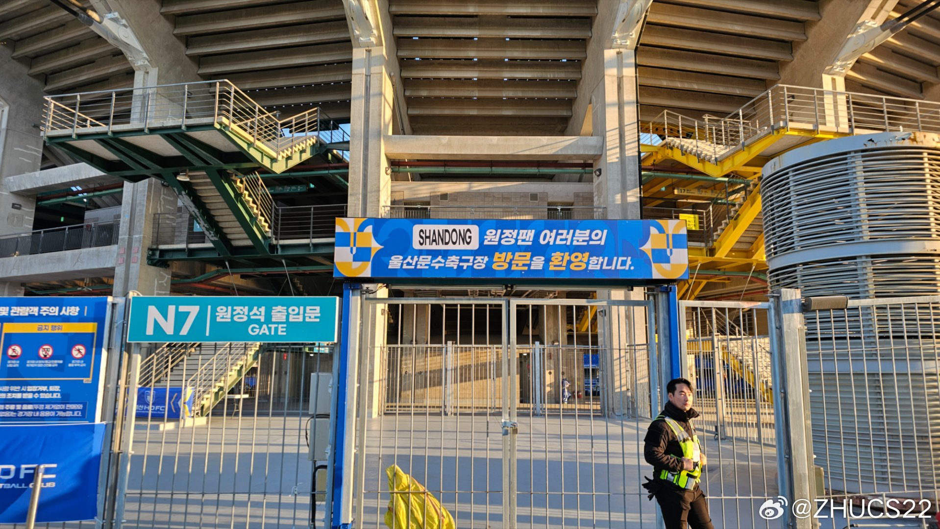  博主：蔚山現(xiàn)場(chǎng)工作人員、轉(zhuǎn)播車、安保在準(zhǔn)備撤場(chǎng)，場(chǎng)外一片安靜