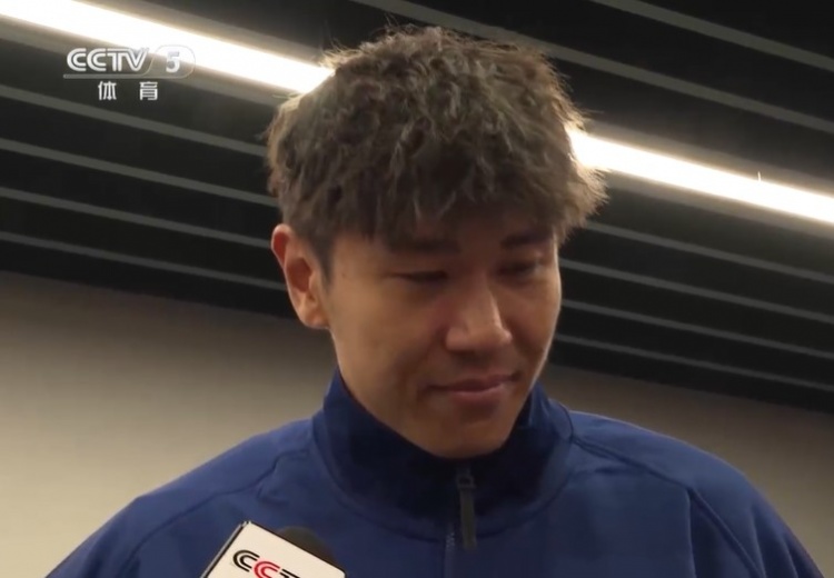  鐵漢柔情！三鎮(zhèn)球員劉奕鳴探望患病小球迷時(shí)哽咽