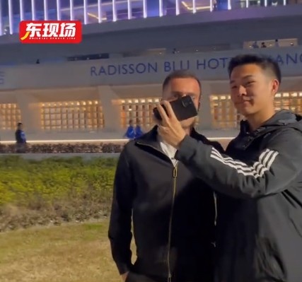  塞爾吉尼奧現(xiàn)身上海八萬人體育場，并與球迷親切打招呼合影