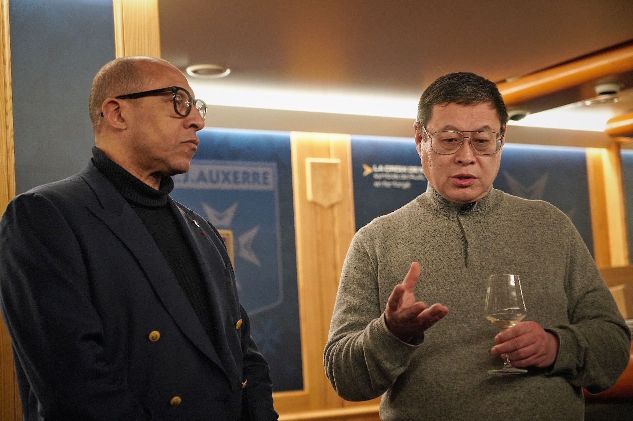 法國(guó)足協(xié)主席迪亞洛做客歐塞爾，并與董事會(huì)主席周云杰會(huì)晤