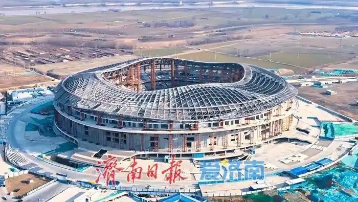  魯媒：戴上1.6萬(wàn)噸“鋼鐵巨冠”，黃河體育中心球場(chǎng)完成屋蓋施工