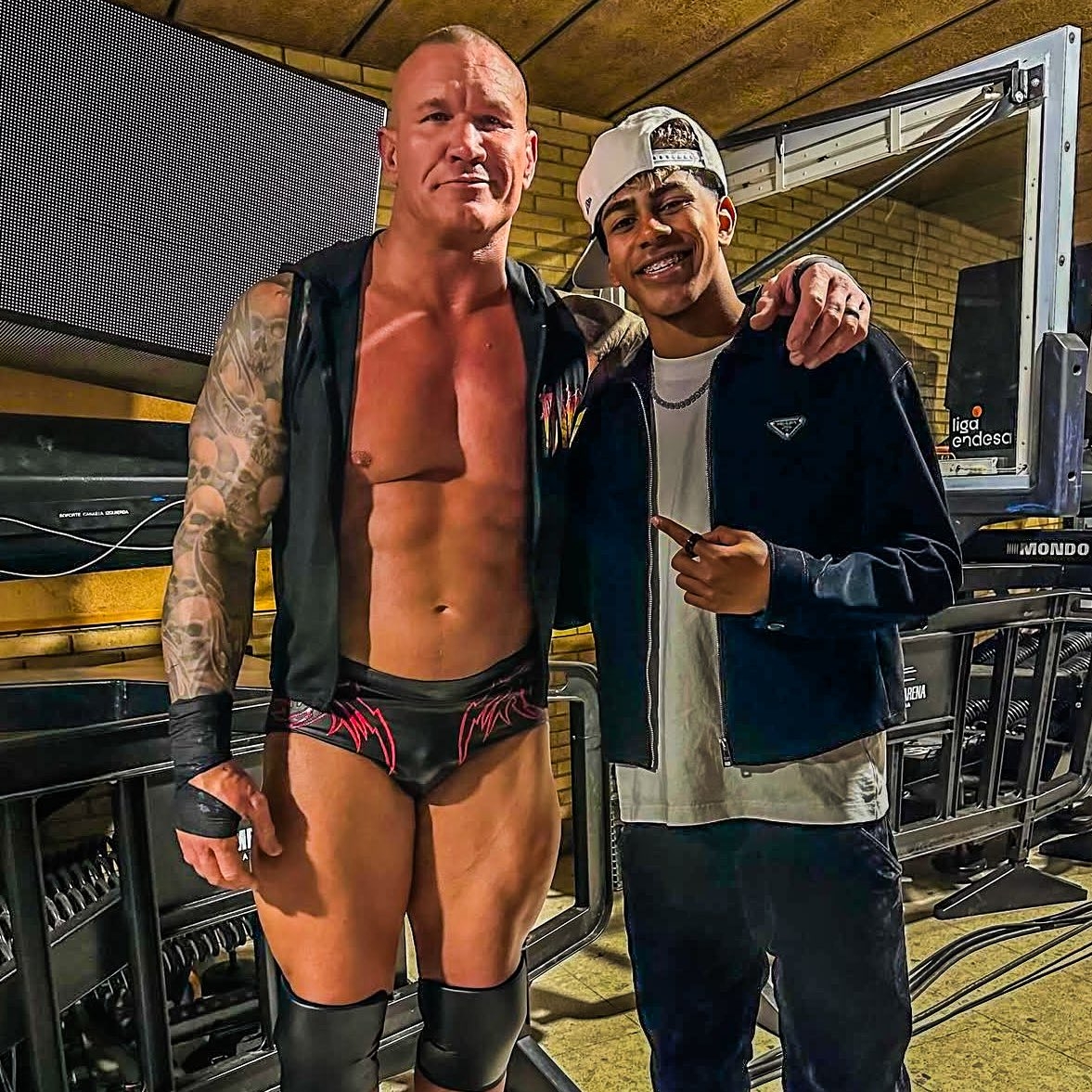  小心RKO！亞馬爾現(xiàn)場觀戰(zhàn)WWE，和奧爾頓、Triple H等合影
