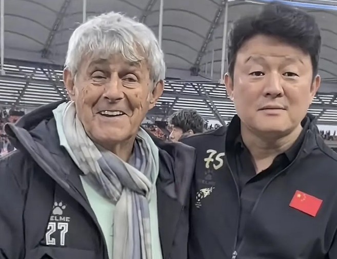  有點(diǎn)像？米盧差點(diǎn)將青島籍演員張磊誤認(rèn)為是孫繼海