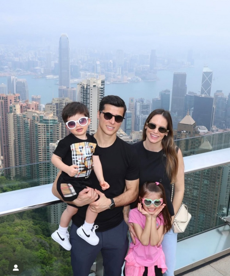  特謝拉帶家人赴中國香港過周末，陳晉一留言：這是個好地方