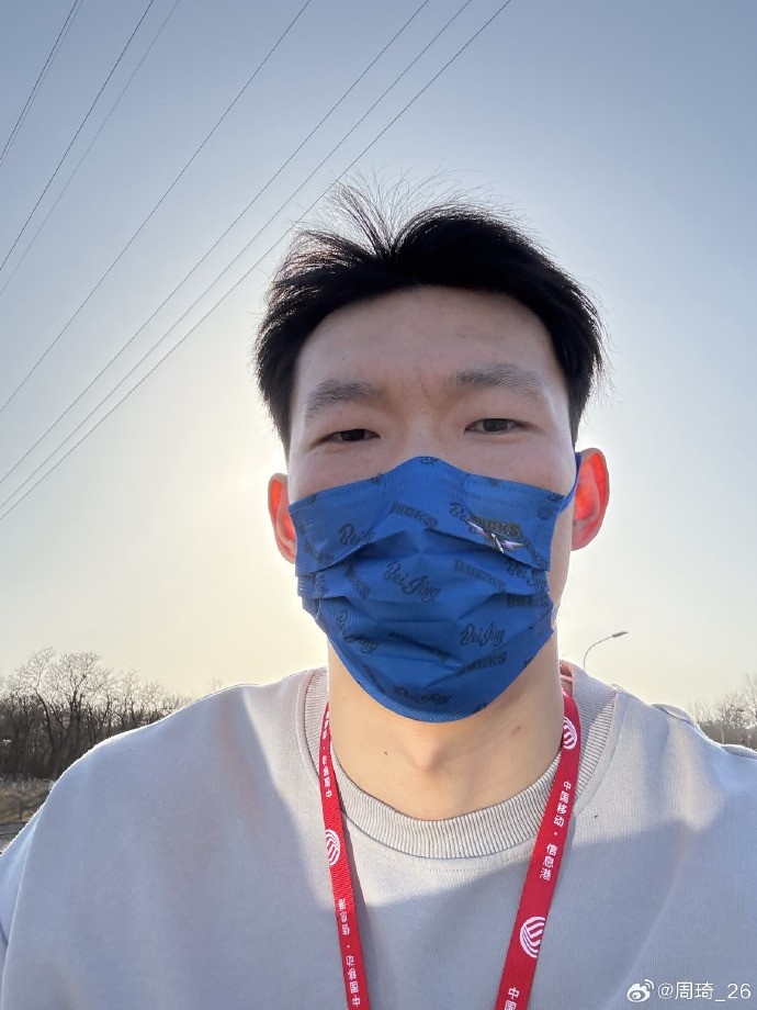  悠閑！周琦騎京牌電動車出行：太陽出來了 開京牌兜兜風(fēng)！