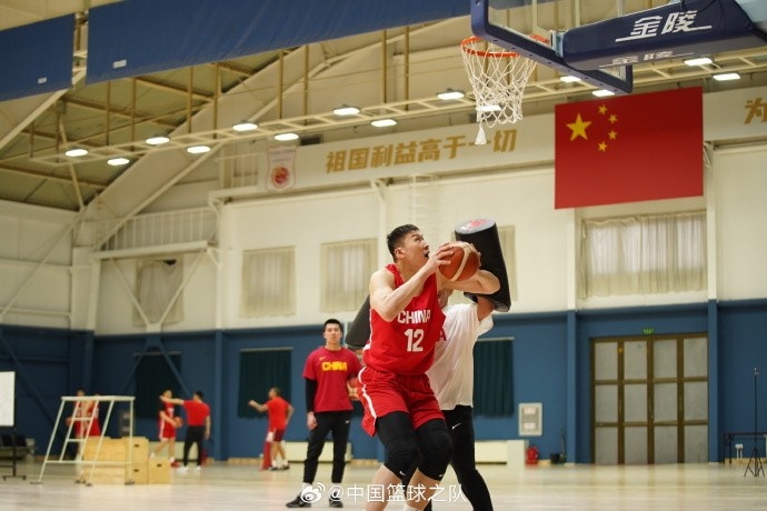  中國籃球之隊官博：大塊頭 大能量 祝李炎哲25歲生日快樂！