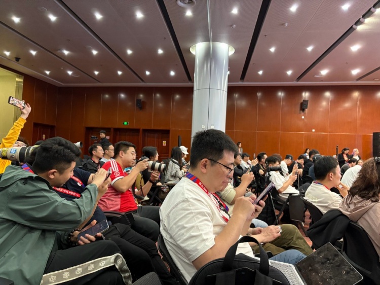  萬眾矚目！記者擠滿國足賽前新聞發(fā)布廳，賽場記者預(yù)計超300人