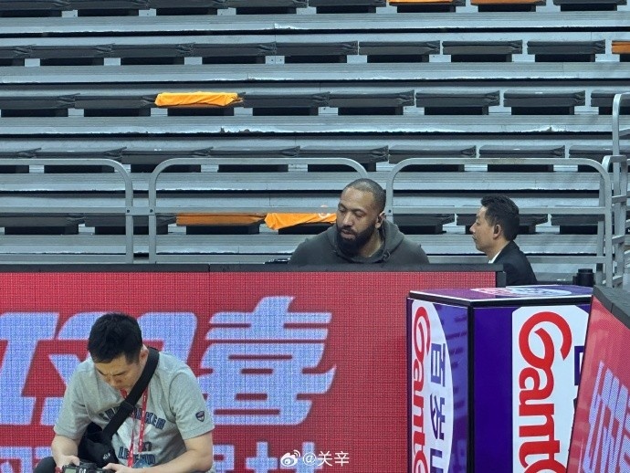  今晚不打？廣東主場迎戰(zhàn)廣廈 吉倫沃特一身便裝現(xiàn)身球館