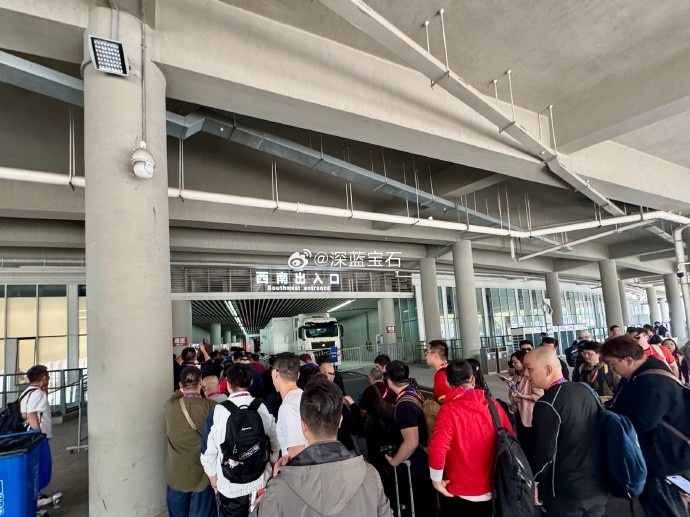 盛況空前！記者曬照：距離中澳之戰(zhàn)還有三小時(shí)，現(xiàn)場(chǎng)記者已超百名