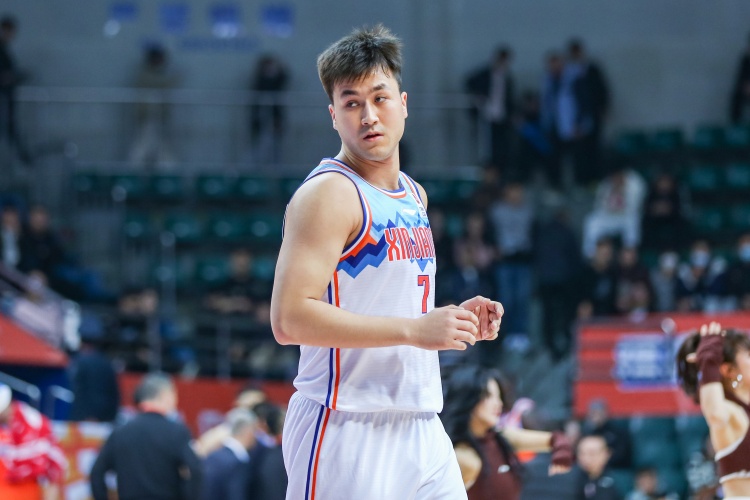  防到5犯被提前罰下！艾孜麥提全場9中3 貢獻(xiàn)9分1板1斷