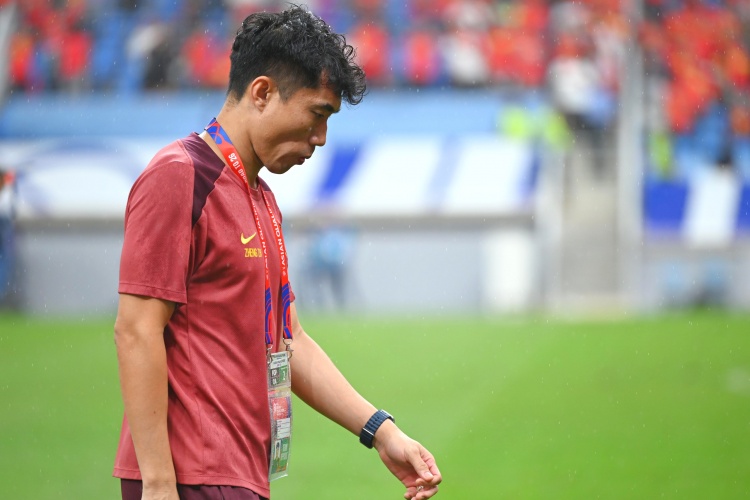 滬媒：單后腰讓國足防守承受更大壓力，若鄭智沒退役或能勝任