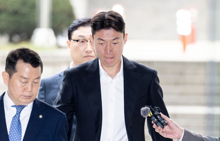  韓媒：庭審現(xiàn)場黃義助始終低頭雙手合十，判決后不停致歉