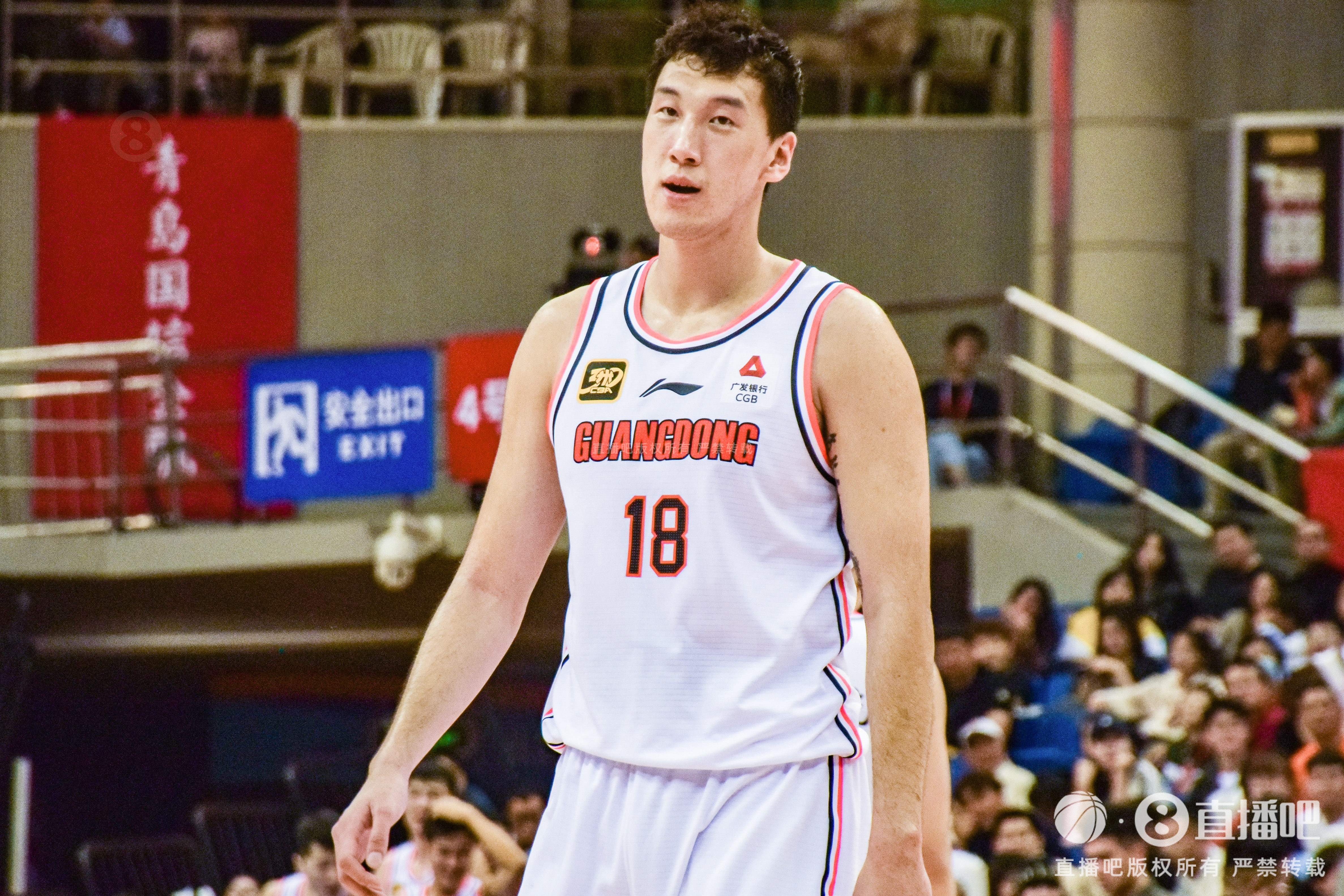  神射手！杜潤旺上半場三分5中4得到12分1板1助1斷