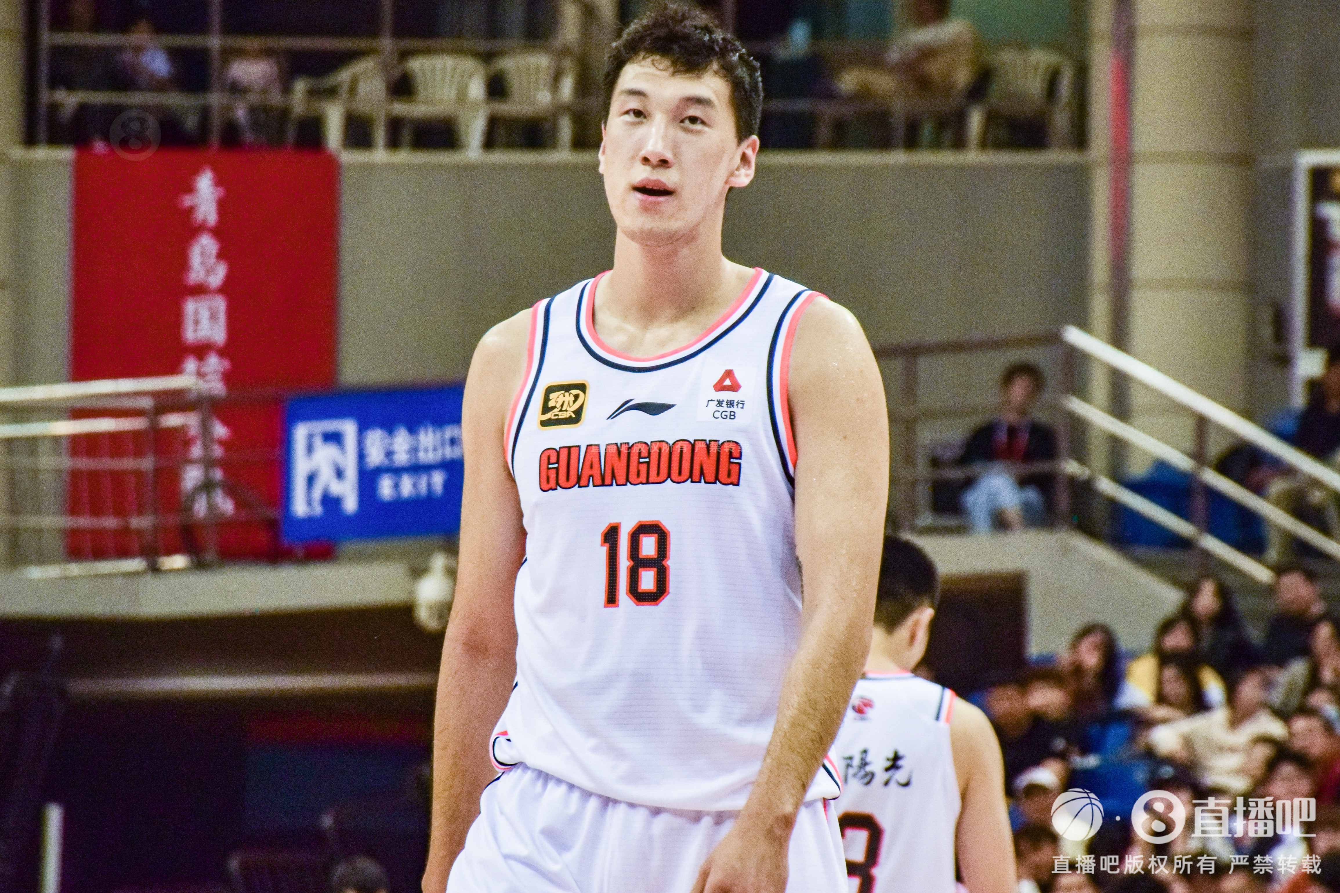  高炮臺發(fā)威！杜潤旺半場6中5拿到13分2斷1帽 三分3中3