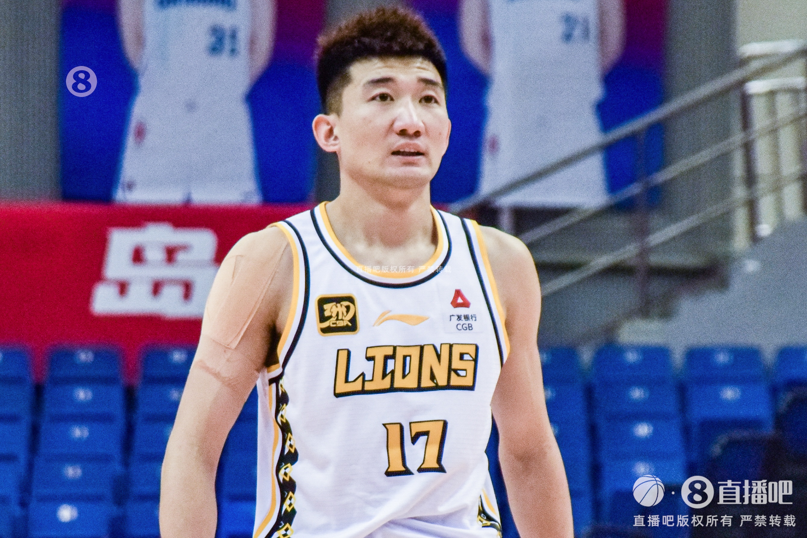  效率太低！孫銘徽15中4拿到15分4板12助2斷1帽 5次犯規(guī)